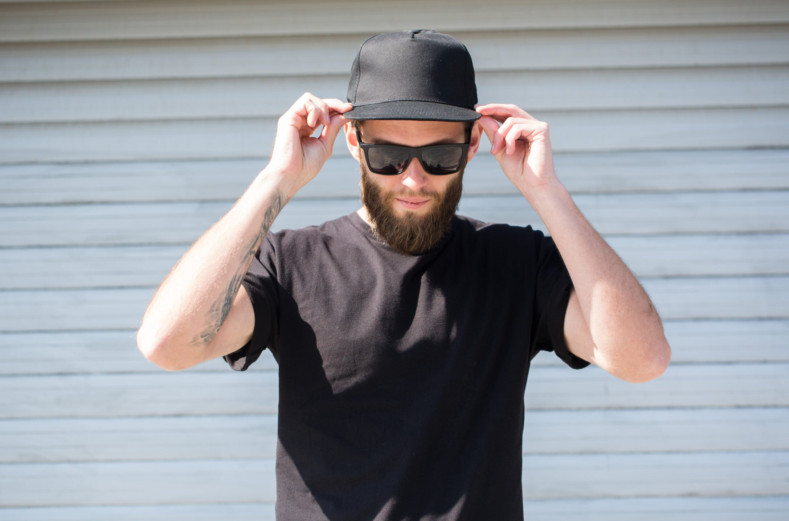 9 Meilleures capsules laser et appareils LLLT pour la perte de cheveux (2024) 1 homme portant une casquette laser à l'échelle