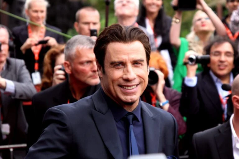 John Travolta obteve um transplante capilar? Perito Revela Tudo