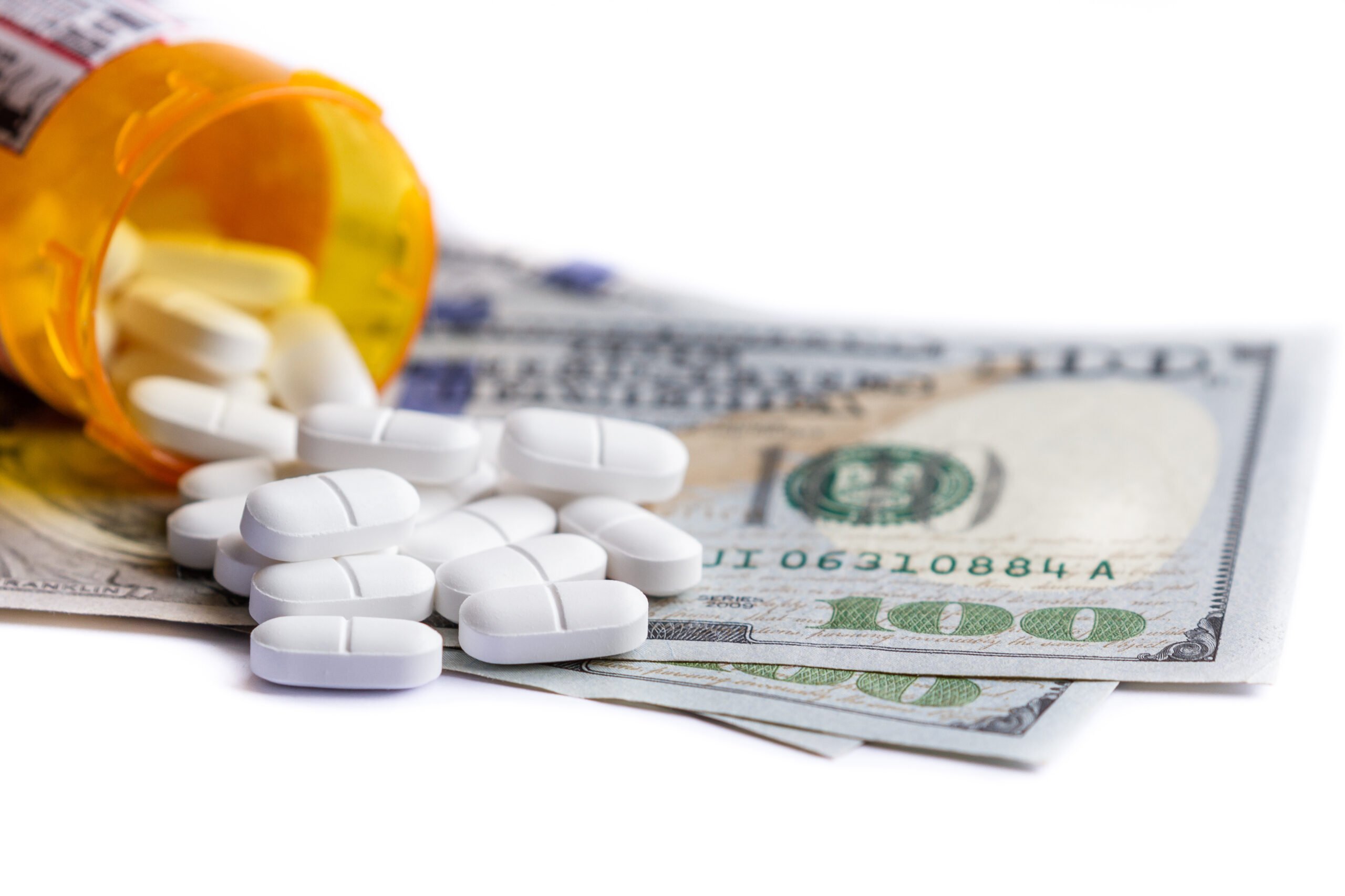 Biaya Finasteride : Bagaimana Cara Menghemat Uang Saat Menggunakan Finasteride? 1 Pil putih dengan latar belakang uang