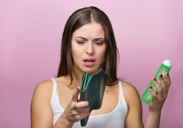 Minoxidil (Rogaine) Champú: Por qué es una pérdida de dinero 7 Mujer con una cartera y un bote de champú en la mano