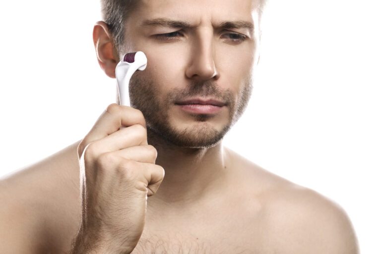 ¿Puede el microneedling dañar los folículos pilosos de forma incorrecta?  6 Hombre frunciendo el ceño mientras usa un derma roller