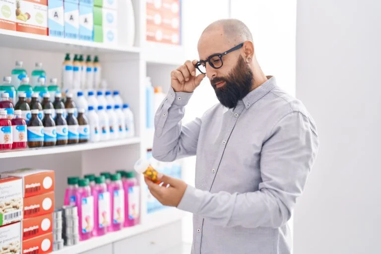 Junger Mann sieht sich Medizin an