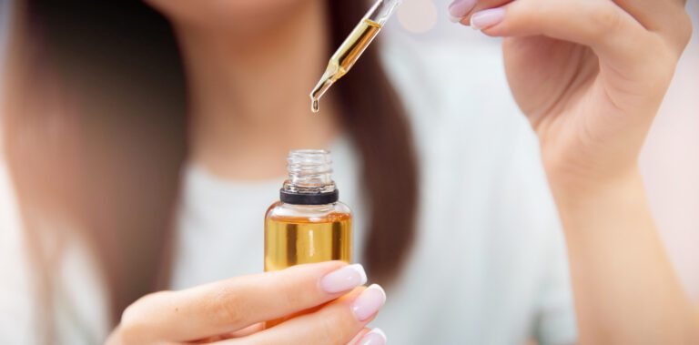 Cómo aplicar eficazmente el minoxidil en todo tipo de cabellos 4 Mujer sosteniendo una solución tópica contra la caída del cabello