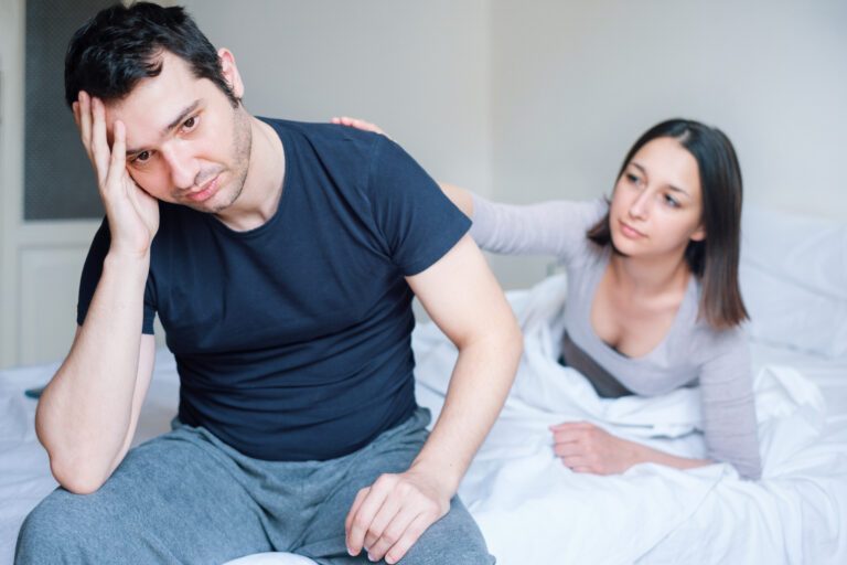 Efeitos secundários sexuais do Minoxidil (Rogaine): Tudo o que precisa de saber 9 Homem preocupado na cama