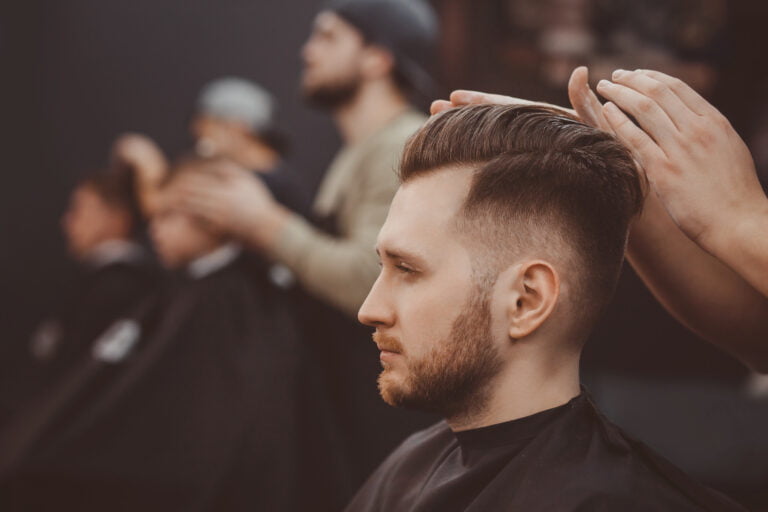 15 peinados fluidos para el hombre moderno: Un Lookbook 2024 8 un hombre cortándose el pelo al estilo flow