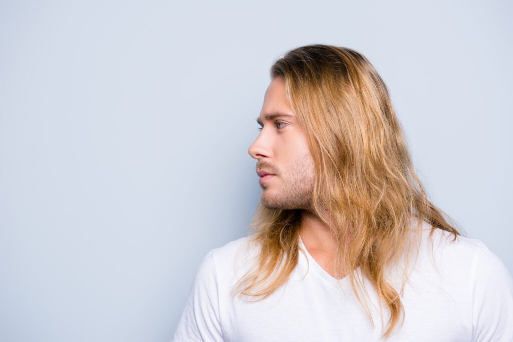 ¿Qué es un sistema capilar? Guía completa 9 hombre con pelo largo sistema de reemplazo