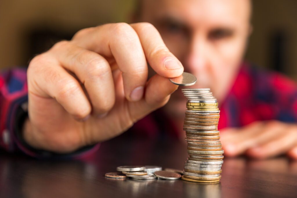 Precios de los sistemas capilares: ¿Cuánto cuestan?  6 hombre contando dinero