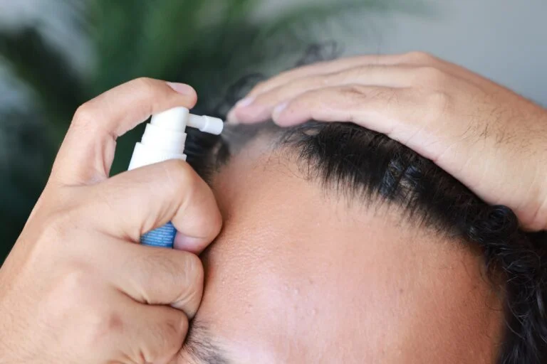 homme vaporisant ru58841 sur les cheveux